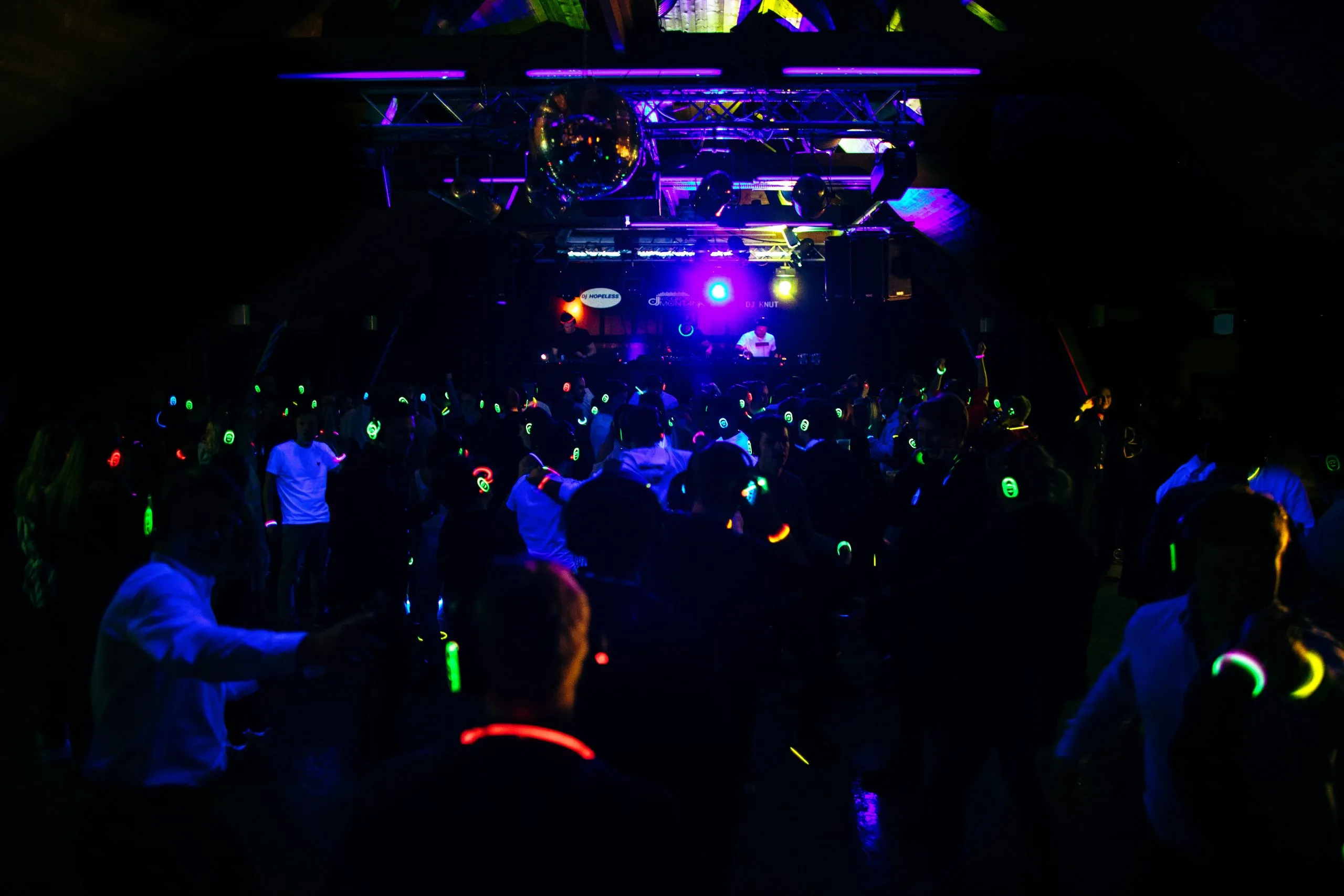 Publikum danser med silent disco headset på fest