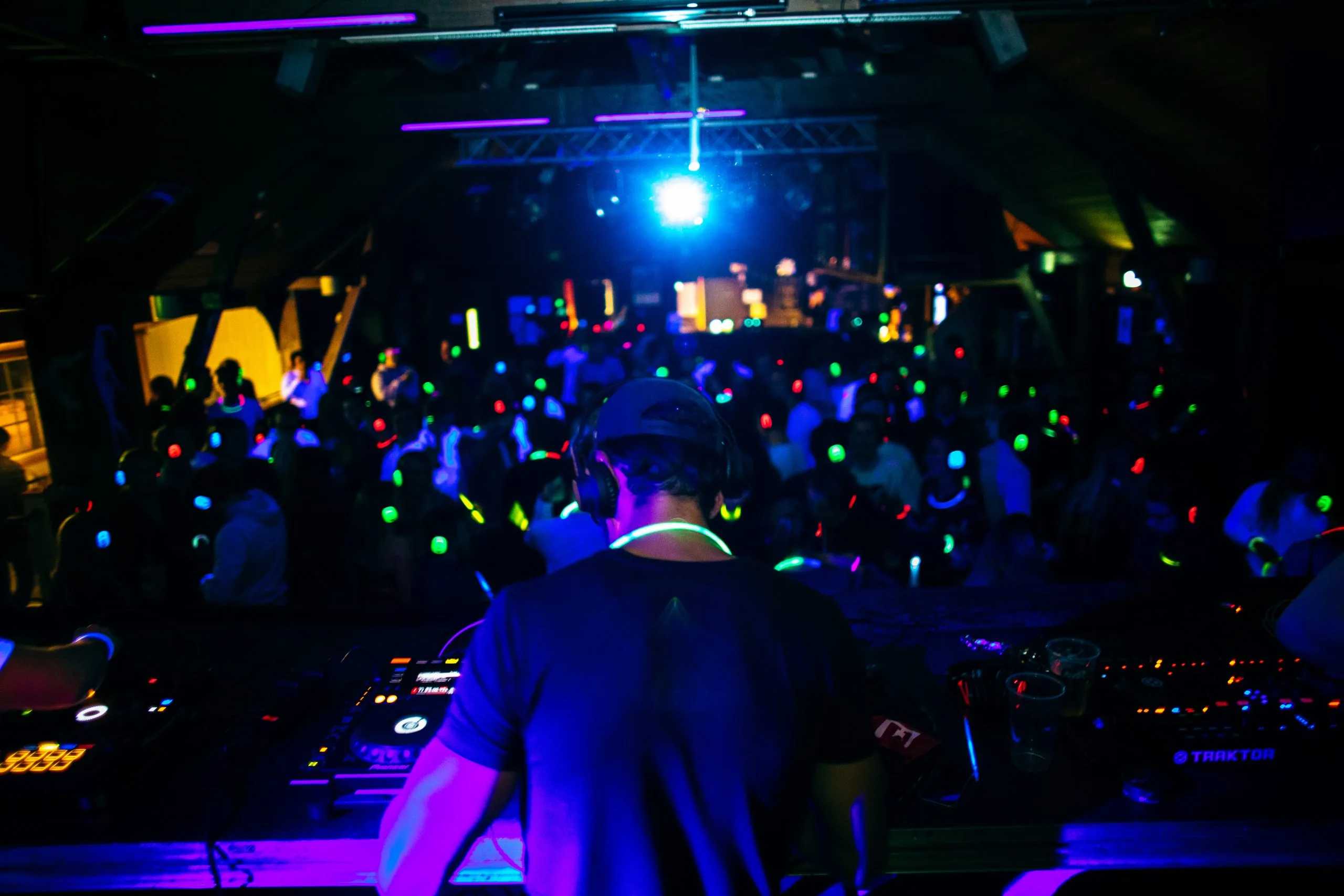 Gjester med lysende headset på silent disco kveld
