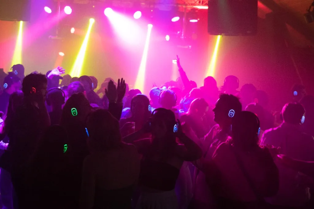 Silent disco crowd med fargerike headset