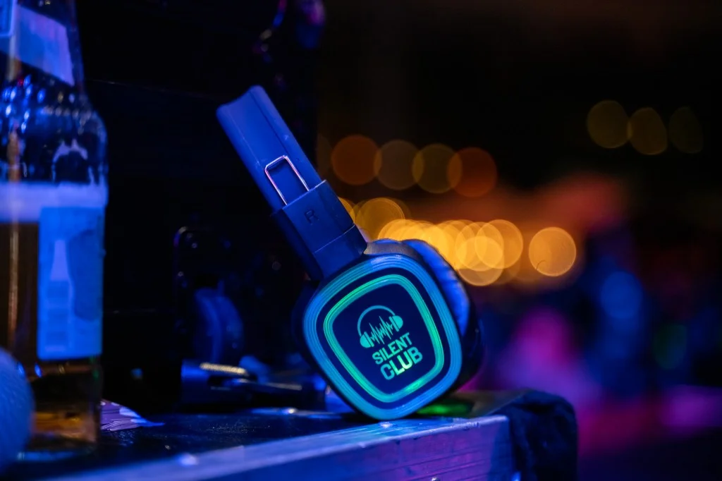Hva er Silent Disco? Slik fungerer det (komplett guide)